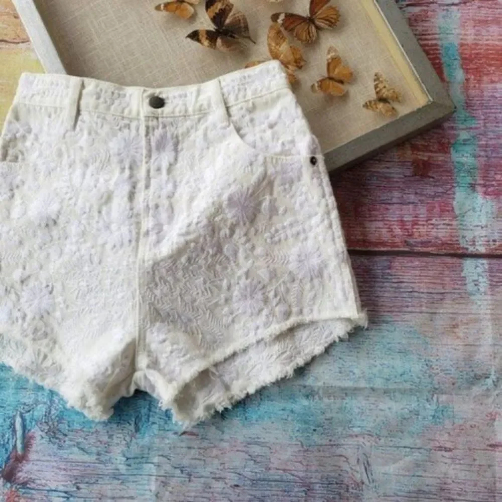 Free People White Etienne Field High‎ Waist Floral Embroidered Cutoff Shorts 25